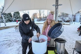 Chemnitz: Der kleine Weihnachtsmarkt, auf dem der Glühwein nichts kostet - Ryan Hofmann und Laura Horn von der Mobilen Jugendarbeit bei der Vorbereitung zu dem Mobilen Weihnachtsmarkt an der Markersdorfer Oase.