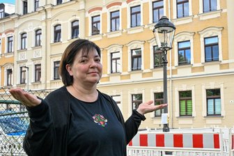 Chemnitz: Der langsame Abschied von den Gaslaternen - Bedauert, dass die historischen Gaslaternen auf der Deulichstraße abgebaut werden: Anwohnerin Constanze Gerschler.