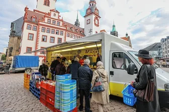 Chemnitz: Der Mann hinter "Käse Maik" - Von Dienstag bis Freitag steht der Verkaufswagen auf dem Chemnitzer Markt. Die Schlangen sind zum Teil sehr lang. Auch in vielen anderen Städten ist "Käse Maik" regelmäßig vor Ort.