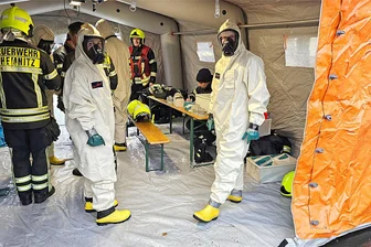 Chemnitz: Der Tote vom Kaßberg und sein explosives Erbe - Unter hohen Sicherheitsvorkehrungen waren am Donnerstag spezielle Einsatzkräfte an der Andréstraße im Einsatz. Das betroffene Haus musste daraufhin evakuiert werden.