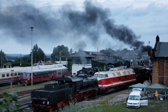 Chemnitz: Dichter Rauch ruft Feuerwehr auf den Plan - Eine qualmende Lok löste am Donnerstag in Chemnitz einen Feuerwehreinsatz aus.