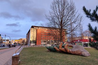 Chemnitz: Die Glasarche zieht ans Wasser – aus gutem Grund - Eine Hand aus Holz und ein Boot aus Glas.