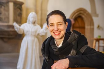 Chemnitz: Die Kulturkirche stellt ihr Programm für das erste Halbjahr 2025 vor - Christina Dolls Figuren eines Engels und eines Bergmanns sind in mehreren Kirchen der Region zu sehen.