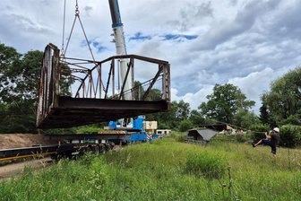 Chemnitz: Die vermutlich letzte Wanderung einer Brücke - Am Donnerstagmorgen begannen Arbeiter, die Fischwegbrücke zu versetzen.