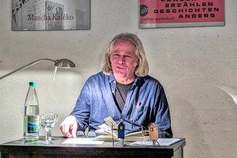 Chemnitz: Die zu spät geweinten Tränen - Der Lyriker Andreas Altmann las in der Buchhandlung Lessing & Kompanie aus seinem aktuellen Gedichtband "Von beiden Seiten der Tür" und erklärte auch, was es mit den“Fabelhäusern“ (im Vordergrund) auf sich hat, die er seit einigen Jahren baut.