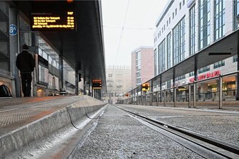 Chemnitz: Dienstag und Mittwoch Streiks im Nahverkehr, in Kitas und Ämtern - Bilder wie dieses zum ersten Warnstreik vorige Woche dürfte es auch am Dienstag an der Zentralhaltestelle wieder geben. Es wird erneut gestreikt. 