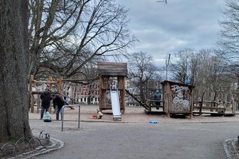 Chemnitz: Diese Spielplätze sollen dieses Jahr erneuert werden - Am Spielplatz auf dem Hauptmannplatz wurde bereits eine Überdachung abgebaut. In diesem Jahr soll die Anlage für rund 250.000 Euro erneuert werden.