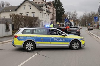 Chemnitz: Drei Autos in Unfall auf Zwickauer Straße verwickelt - Die Zwickauer Straße war am Montagvormittag wegen eines Unfalls eine Stunde lang gesperrt.