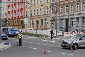 Chemnitz: Drei Fahrzeuge an Kreuzung kollidiert - Die ramponierten Fahrzeuge stehen auf der Kreuzung, während die Polizei den Unfall aufnimmt.