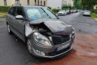 Chemnitz: Drei Kinder bei Autounfall verletzt - Ein Skoda und ein BMW stießen an der Kreuzung Terrassenstraße/Wilhelm-Weber-Straße zusammen.