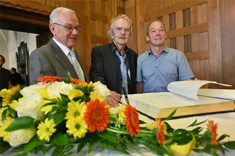Chemnitz ehrt ausgeschiedene Stadträte mit Eintrag ins Goldene Buch - Abschied nach mehreren Jahrzehnten im Chemnitzer Stadtrat: Jürgen Leistner (CDU), Dieter Füsslein (FDP) und Heiko Schinkitz (Linke).