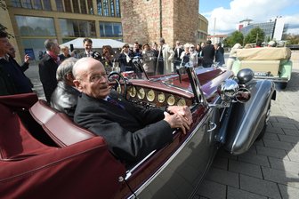 Chemnitz: Ehrung für einstigen Vorstand der Auto Union AG - Im Beisein des früheren VW-Vorstandsvorsitzenden und Chemnitzer Ehrenbürgers Carl H. Hahn ist am Roten Turm eine sogenannte "Denk-Mal-Platte" für Carl Hahn sen. (1894-1961) enthüllt worden.