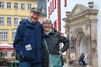 Chemnitz: Ein Bombenopfer kehrt nach 81 Jahren in sein Notquartier zurück - Peter und Christine Schmidt fühlen sich wohl in der Kulturhauptstadt.