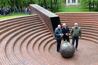 Chemnitz: Ein Gedenkort für Opfer der Euthanasie - Axel Brückom, Michael Welsch und Dirk Glowka (von links) weihen den Gedenkort ein.