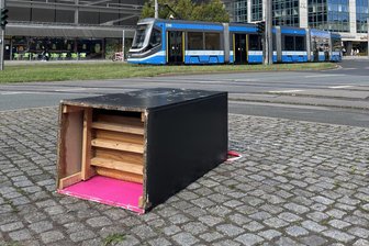 Chemnitz: Ein Goldhase ist verschwunden - Der Goldhase an der Bahnhofstrasse ist verschwunden.