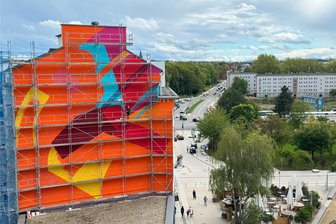 Chemnitz: Ein neues Wandbild entsteht am Johannisplatz - Am Johannisplatz entsteht gerade ein großes Wandbild.