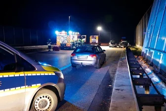 Chemnitz: Ein Toter bei Unfall auf A 72 - Autobahn vier Stunden gesperrt - 