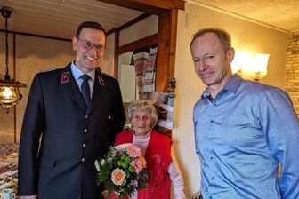 Chemnitz: Eine Hundertjährige und ihr Faible für die Feuerwehr - Knut Kunze (r.) und Lars Ehlert gratulieren Ursula Enderlein zum 100. Geburtstag.