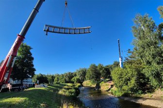 Chemnitz: Eine neue Brücke für einen neuen Park schwebt ein - Am Rande des Chemnitzer Stadtparks wurde am Dienstagmorgen gegen 7 Uhr das erste Segment einer neuen Brücke für Fußgänger über die Chemnitz gehoben.