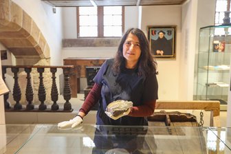 Chemnitz: Eine Promi-Bergparade ohne Schwibbogen-Romantik - Kuratorin Andrea Kramarczyk zeigt eine Stufe mit Silbererz, zu sehen in der neuen Ausstellung des Schloßbergmuseums.