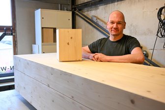 Chemnitz: Einreichungen für die Werkschau 2025 gesucht - 2023 gehörte Alexander Große mit seinen minimalistischen Särgen und Urnen zu den Ausstellern.