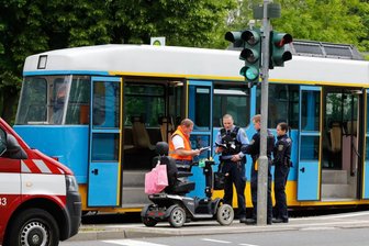 Chemnitz: Elektro-Rollstuhl kollidiert mit Straßenbahn - Ein Elektro-Rollstuhl und eine Straßenbahn stoßen am Mittwoch in Chemnitz zusammen.