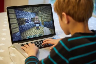 Chemnitz: Elfjähriger baut Hakenkreuz auf Minecraft – Halbbruder landet vor Gericht - Hakenkreuze sind nicht nur auch auf Minecraft verboten.