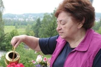 Chemnitz: Elstern werden zum Ärgernis - Ruth Meyer hat im Hinterhof ihres Hauses oft beobachtet, wie Elstern andere Tiere attackieren.