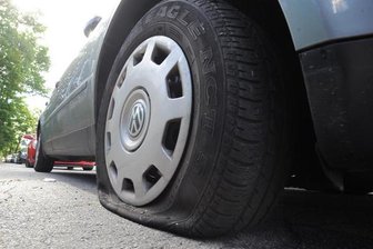 Chemnitz: Erneut Autoreifen zerstochen -