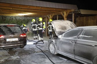 Chemnitz: Erneut Autos in Carport in Flammen -