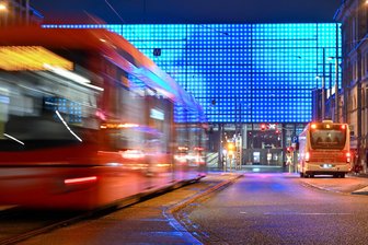 Chemnitz: Erneut Fußgänger von Bahn angefahren - Weil ein Mann über die Gleise lief, wurde er von einer City-Bahn angefahren und verletzt.