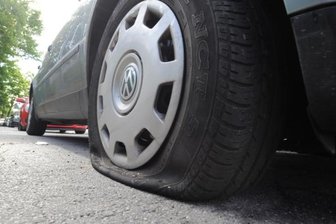 Chemnitz: Erneut Reifen an mehreren Autos zerstochen - Böse Überraschung am frühen Morgen: Der Reifen ist platt, die erste Fahrt führt in die Werkstatt. Mehr als 200 Autofahrer mussten seit Mai diese Erfahrung machen. Das Foto entstand auf der Fürstenstraße, als im Juni in einer Nacht an 39 Autos Reifen zerstochen wurden.