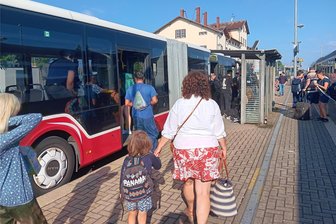Chemnitz: Ersatzverkehr des RE 6 nach Leipzig bringt immer noch Probleme - In Geithain halten die Busse direkt neben dem Bahnsteig, der Weg zum Umsteigen ist kurz.