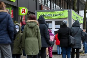 Chemnitz erste deutsche Großstadt mit Inzidenz über 1000 - Besucher der Innenstadt warten an einer Corona-Teststation.
