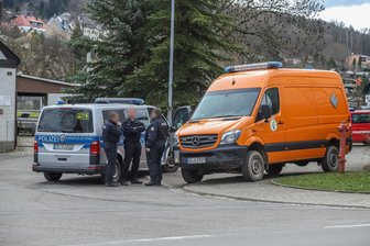Chemnitz/Erzgebirge: Fliegerbombe im Wald bei Einsiedel entschärft - Der Kampfmittelbeseitigungsdienst konnte gegen Mittag mit der Entschärfung der Bombe beginnen.