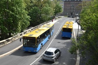 Chemnitz: Fährt in Zukunft wieder eine Straßenbahn zum Kaßberg? - Busse auf der Kaßbergauffahrt in Chemnitz - könnte hier in Zukunft wieder eine Straßenbahn fahren?