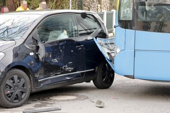 Chemnitz: Fahrerin nimmt Linienbus Vorfahrt – zwei Verletzte - Ein Linienbus crasht am Dienstagmorgen gegen ein PKW.