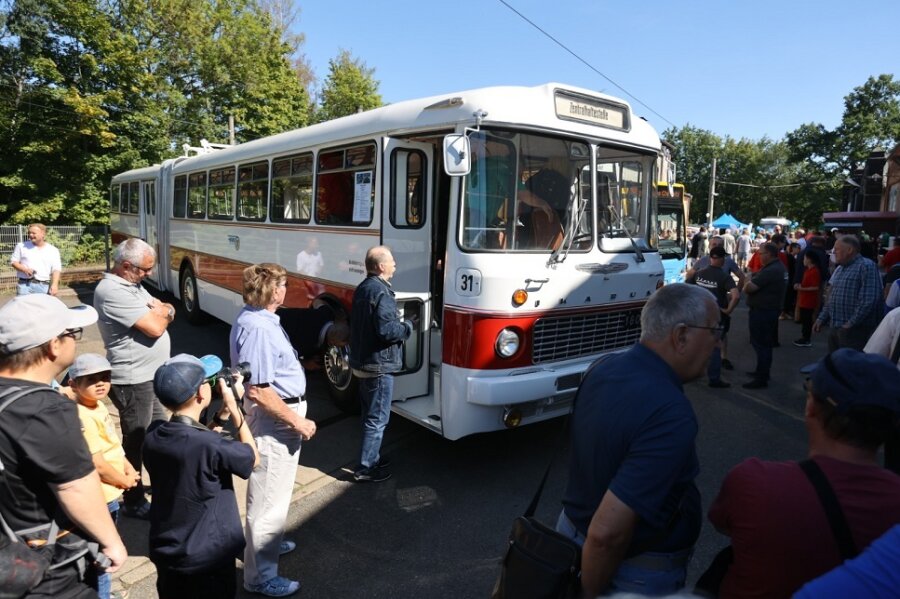 Chemnitz feiert 100 Jahre Stadtbus: Darum ist dieses historische Fahrzeug so besonders - Selten und Attraktion für viele Bus-Fans: Der Ikarus 180.