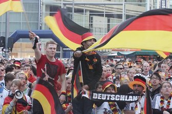 Chemnitz feiert deutschen Sieg gegen Dänemark - Gute Stimmung herrschte unter dem 3500 Zuschauern auf dem Neumarkt schon vor Beginn des Spiels gegen Dänemark.