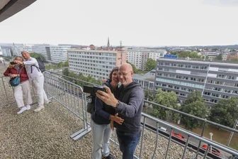 Chemnitz feiert erstes Dachfestival, doch auf die meisten Dächer darf man nicht - Tanja Klebsch und Heinrich Rau aus Berlin machten ein Erinnerungsfoto von der Dachterrasse des Archäologiemuseums.
