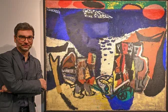 Chemnitz feiert Fritz Keller: Ein Künstler zwischen Ignoranz und Wiederentdeckung - Kurator Alexander Stoll mit dem Bild „Fischer in Ueckermünde“, das Fritz Keller 1956 gemalt hat.