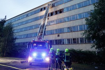 Chemnitz: Feuer in leerstehendem Gebäude - Die Feuerwehr in Chemnitz musste am Dienstagabend zu einem Brand an Treffurthstraße ausrücken.