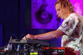 Chemnitz: Fledermaus-Techno für die Industrie-Kulturhauptstadt - Studierter Naturwissenschaftler, seit 25 Jahren auch namhafter Techno-DJ und Musikproduzent: Dominik Eulberg, der aus dem Westerwald stammt, ist ein Unikat. Sein Auftritt war der Höhepunkt des Raw-Festivals.