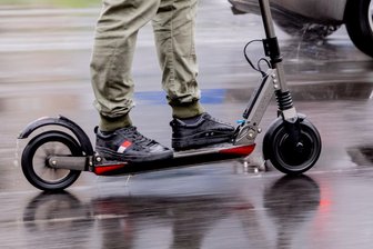 Chemnitz: Flucht vor Polizei endet mit Sturz und Anzeigen - Nach Flucht vor Chemnitzer Polizei erhielt ein E-Scooter-Fahrer Anzeigen.