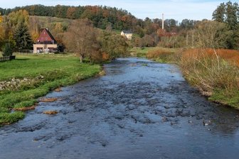 Chemnitz-Fluss soll flutsicher werden - Blick auf die Chemnitz bei Göritzhain. Die Landestalsperrenverwaltung will entlang der Uferbereiche vorbeugend tätig werden und benötigt dafür Flächen.