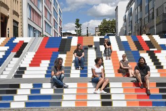 Chemnitz fördert Jugendprojekte zur Stadtgestaltung: Bewirb dich jetzt! - Die bunte Treppe an der Augustusburger Straße war ein „Nimm Platz“-Projekt. Jetzt läuft eine neue Ausschreibung.