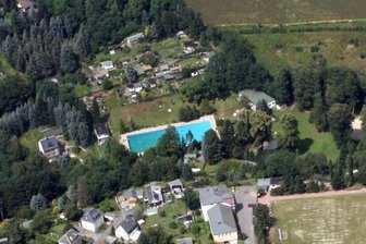 Chemnitz: Freibad Erfenschlag soll wieder eröffnet werden - Das Luftbild aus dem Jahr 2013 zeigt das Erfenschlager Freibad am Rande des Stadtteils.