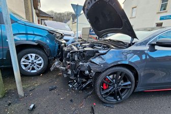 Chemnitz: Fußgänger durch herumfliegende Autoteile verletzt - Hoher Schaden und zwei Verletzte nach einem Unfall am Dienstagmorgen an der Annaberger Straße in Chemnitz.