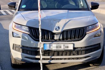 Chemnitz: Fußgänger nach Unfall im Krankenhaus gestorben - Der an den Unfallfolgen verstorbene Mann war gegen die Motorhaube des Skodas geknallt.