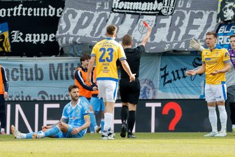 Chemnitz gegen Jena: Spielentscheidender Elfmeter und rote Karte - die Reaktionen - Die Schlüsselszene: Nach einem Zweikampf mit Dejan Bozic (l.) bekommt der Jenaer Maurice Hehne (r.) vom Schiedsrichter die Rote Karte gezeigt.